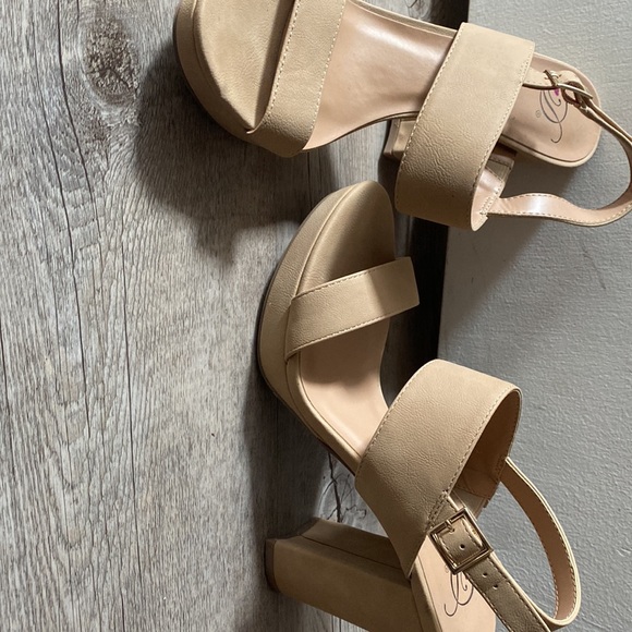 Shoes - Picture 2 of 7